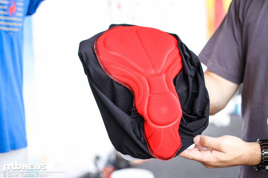 Die Einlage ist aus hochwertigem, bielastischem Material gefertigt und vorgeformt. Die Hose selbst besteht aus CoolMax.