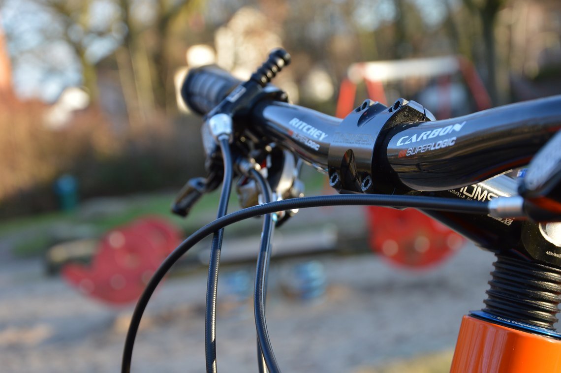 Lenkbereich mit Ritchey Carbon Lenker und langem Thomson X4 Vorbau