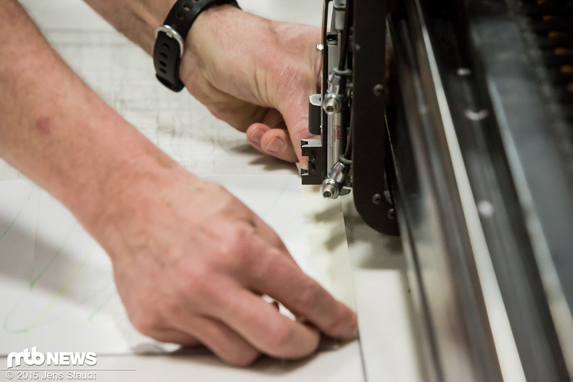 Ein Plotter schneidet die Einzelteile aus einer großen Matte...