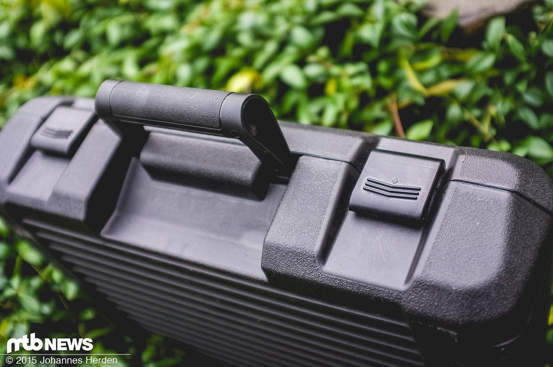 Clips und Tragegriff sind aus Plastik - aber keine Sorge: Sehr solide und klapperfrei verarbeitet
