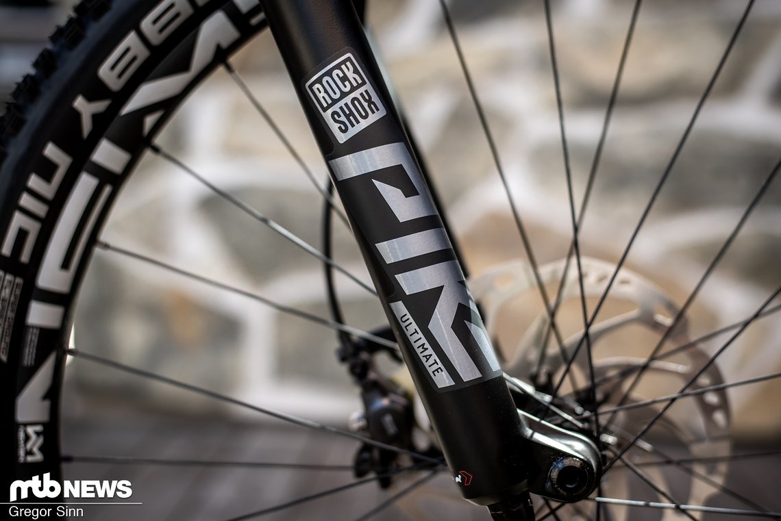 Vorne wird eine edle RockShox Pike Ultimate-Federgabel verbaut.