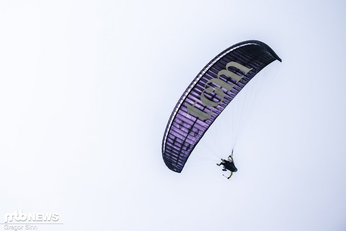 Unser Chef Tom hat nicht gespart und ist selbst im Paraglider aufgestiegen, um herannahende Fahrer anzusagen.
