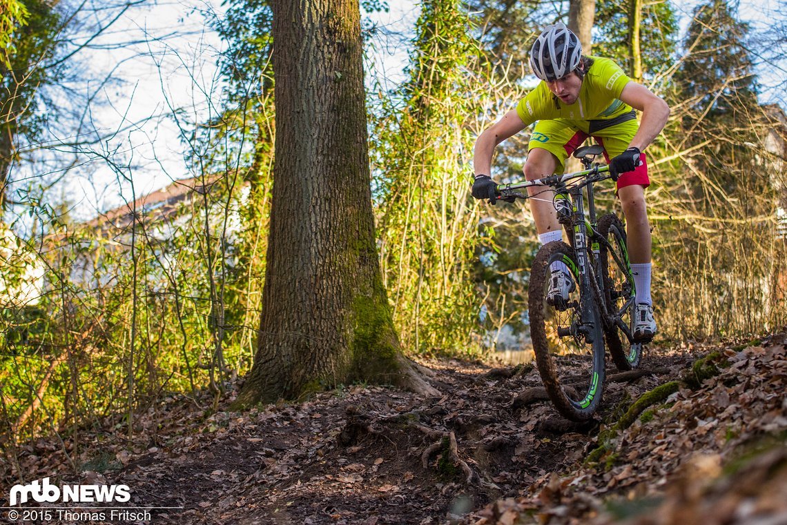 Durch das verkürzte Steuerrohr bzw. den Lenkwinkel fährt sich das Bike sehr frontlastig.