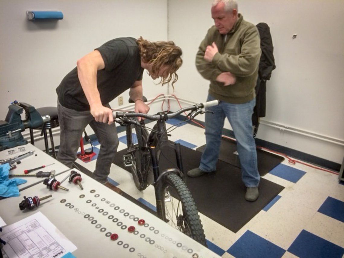 Mike McAndrews und Brad Benedict bei der Abstimmung eines Specialized Prototypen