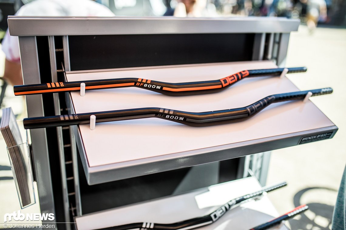 Der neue Deity BF800 Lenker. Grundfarbe schwarz, Details in orange, grau oder weiß