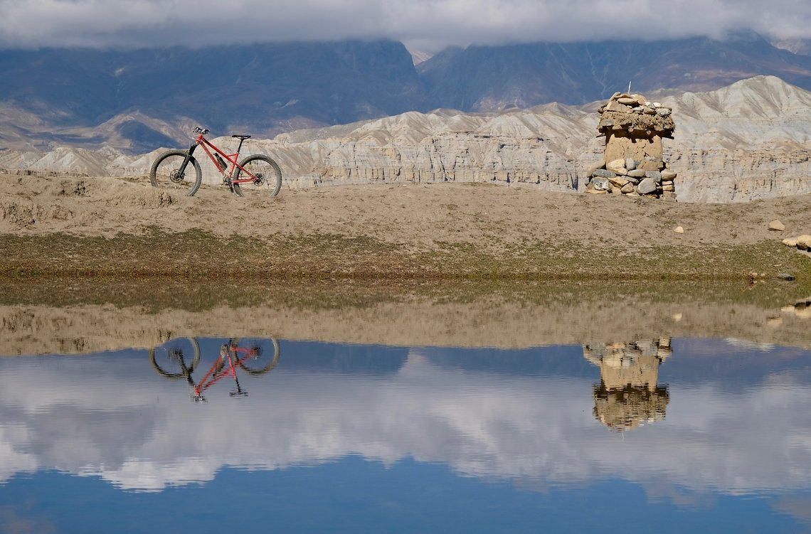 Beim ersten Urlaub in Nepal konnte sich das Portus Cycles Krowd Karl sofort vor grandioser Kulisse beweisen – mit Erfolg!