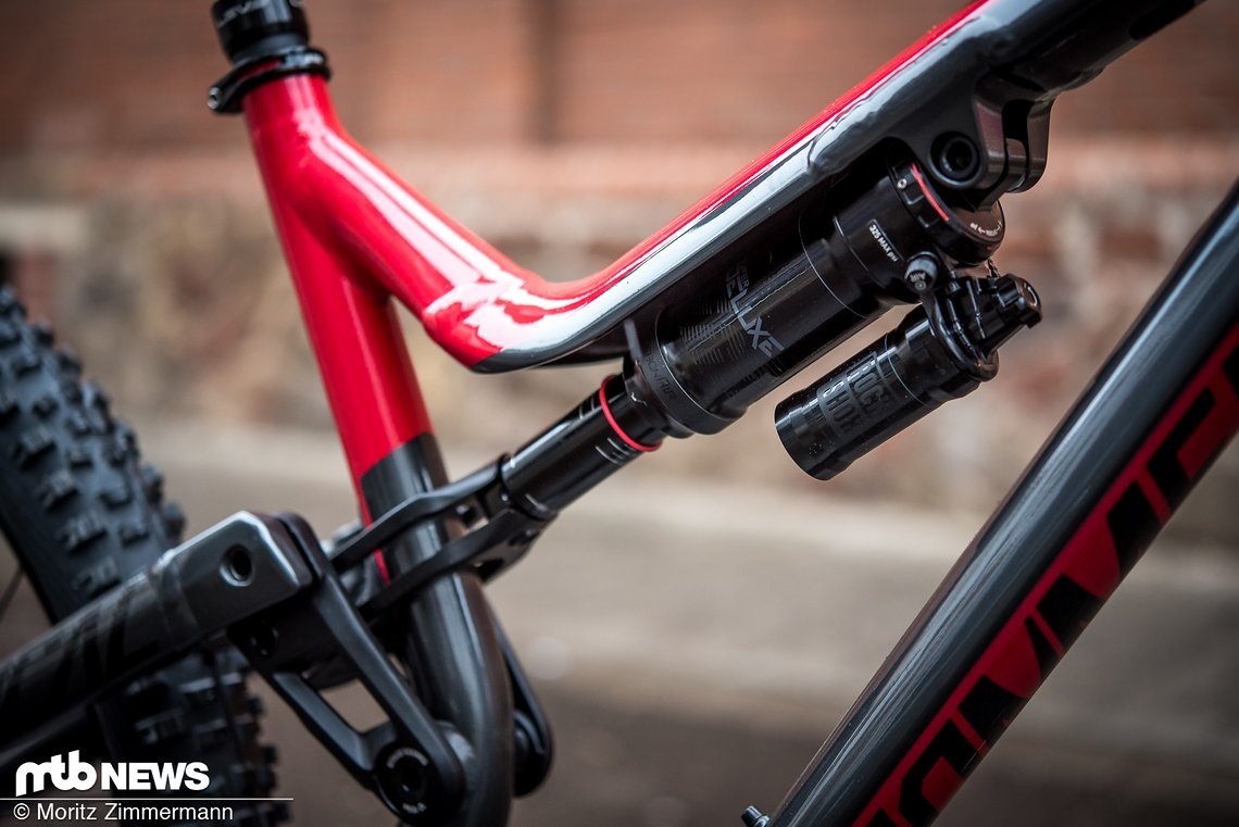 Am Heck setzt Commençal auf einen RockShox Super Deluxe RCT-Dämpfer, der die 160 mm Federweg des Hinterbaus kontrolliert.