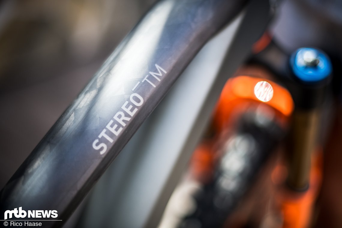 Während der Hinterbau aus Aluminium ist, besteht der Hauptrahmen aus Carbon.