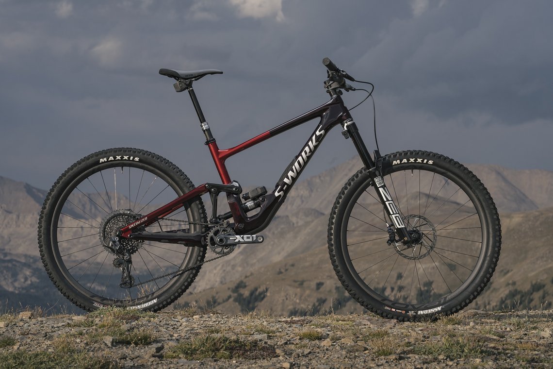 Specialized-Fans haben die Möglichkeit, demnächst ein hochwertiges Enduro S-Works mit Flight Attendant-Fahrwerk zu erwerben.
