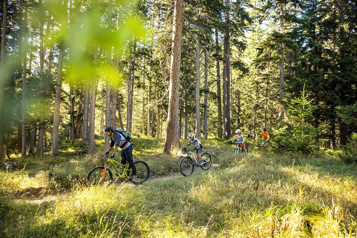 Die ganze Familie hat Spaß auf dem Bike