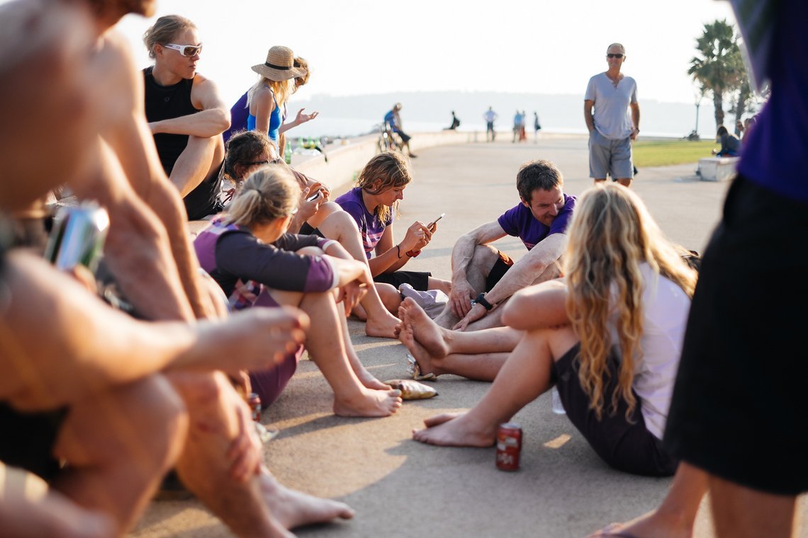 Entspanntes Sitzen am Strand