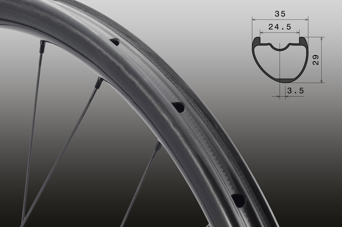 Für 50 € Aufpreis gibt es die Felge auch im matten UD-Finish, dann jedoch auch mit 10 g Mehrgewicht