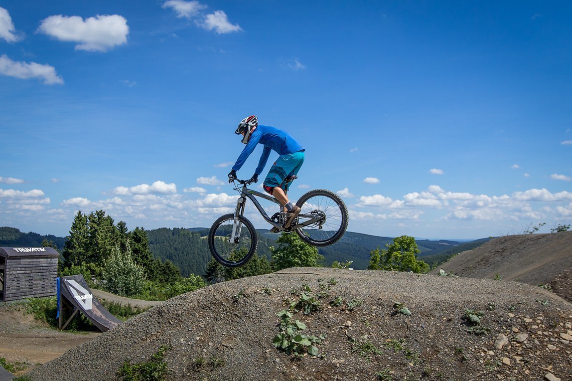 Das Bike an die Neigung der Landung anpassen.