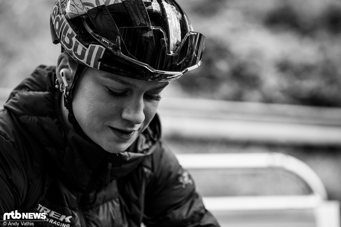 Evie Richards kämpft sich nach einer Verletzung beim zweiten Weltcuprennen der Saison in Araxá Stück für Stück wieder in die Weltspitze zurück.