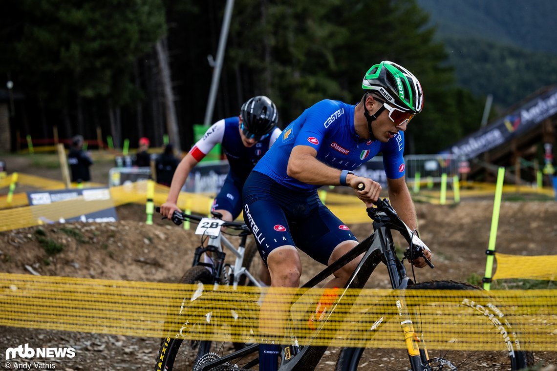 Im Anschluss schob sich der italienische U23-Fahrer Matteo Siffredi an Nicolas Kalanquin vorbei und manövrierte das italienische Team auf die Führungsposition.