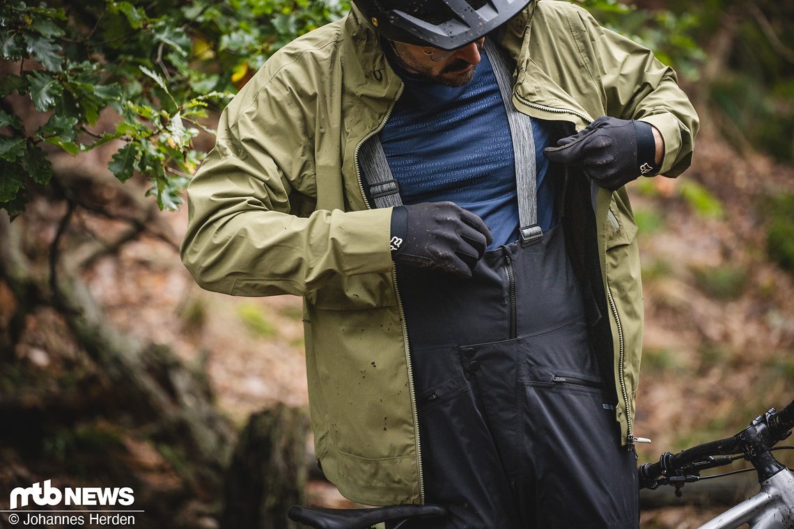 Die MT500 Waterproof Bib Pant verfügt über Träger und sorgt so bis weit nach oben für wasserdichtes Fahrradvergnügen.