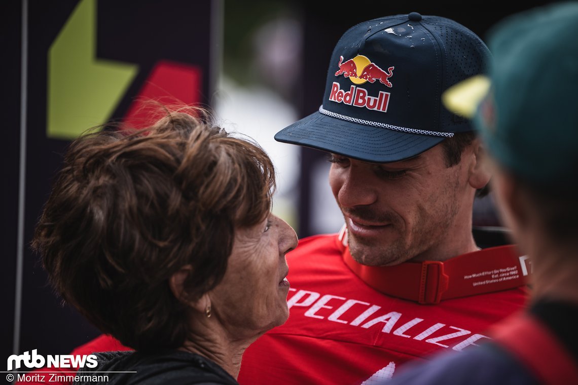 Derweil lässt sich Loïc Bruni von Mama Vergier herzen.