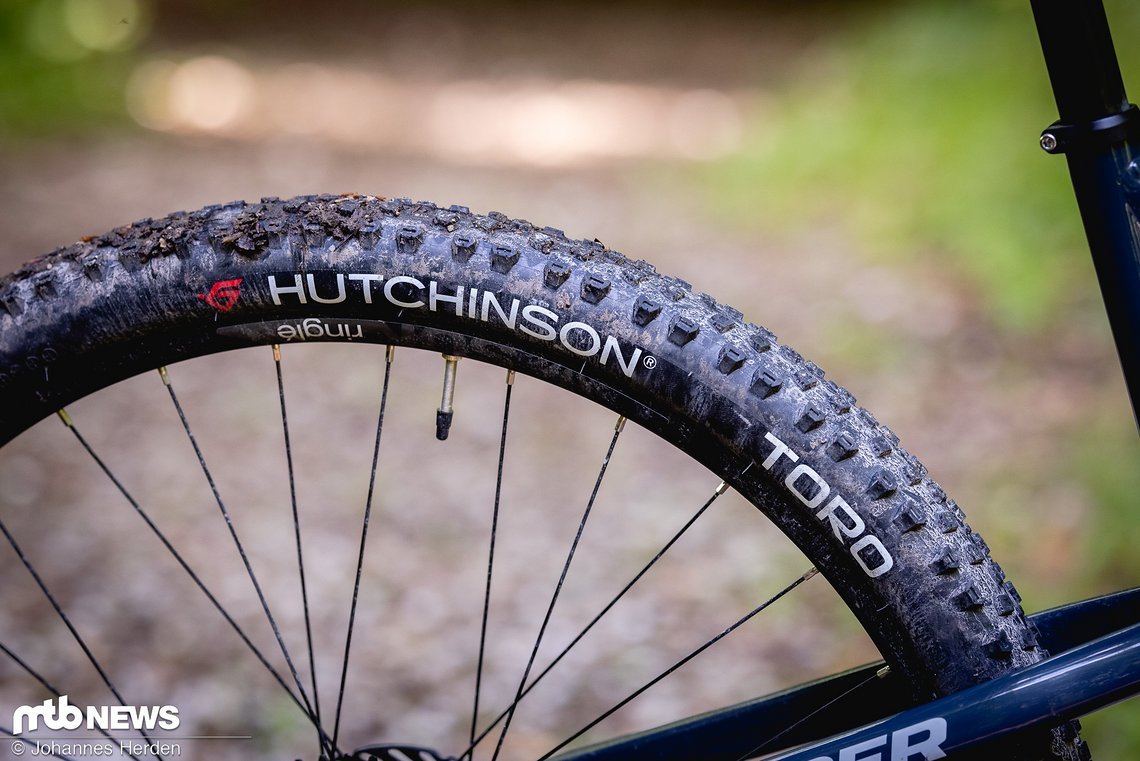 … die schmalen Toro-Reifen von Hutchinson.