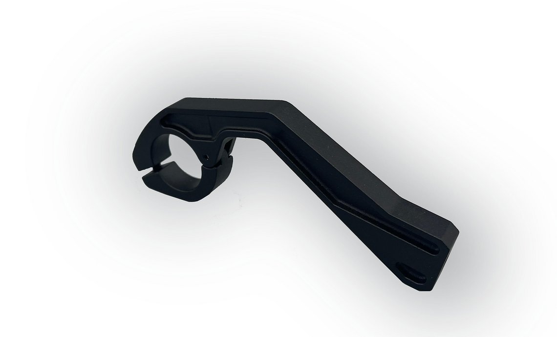 Die Halterung wird aus Aluminium gefertigt und bietet eine Aussparung speziell für Shimano-Bremshebel.