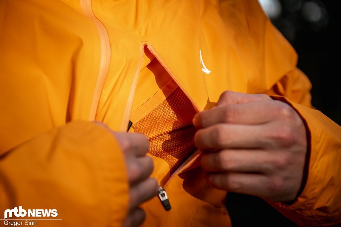 Utensilien kann man bei der Schöffel-Jacke lediglich in der Napoleon-Tasche auf der Brust unterbringen