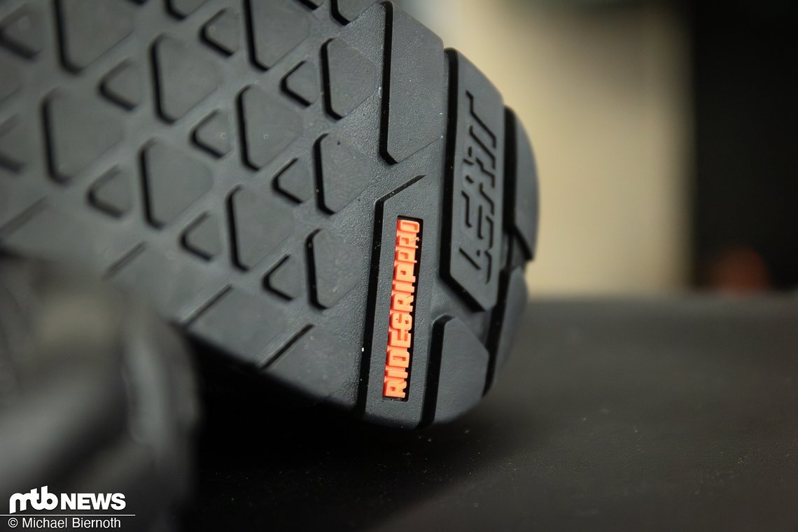 Die WaffleGrip Pro Sohle soll zudem mehr Grip liefern.