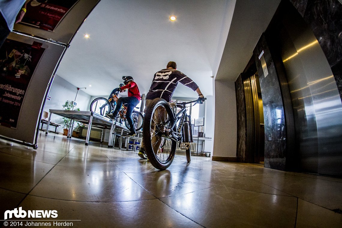 Die Bikes wurden hochgetragen oder -gefahren.
