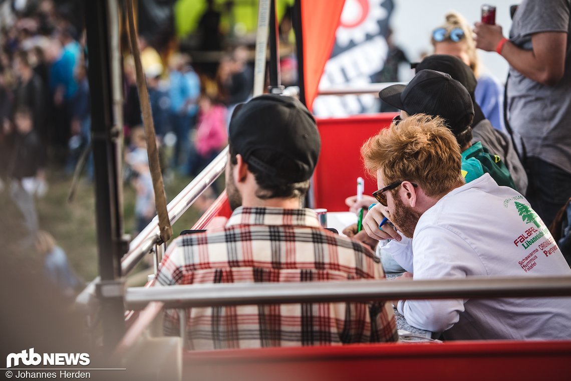Die Slopestyle-Judges um Till Overwien und Co - gewertet wurde vom SRAM-Truck aus