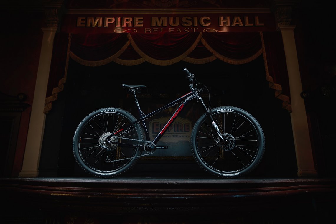 Das Nukeproof Scout ist ein preiswertes Trail-Hardtail und ist sowohl in 29" als auch in 27,5" erhältlich.