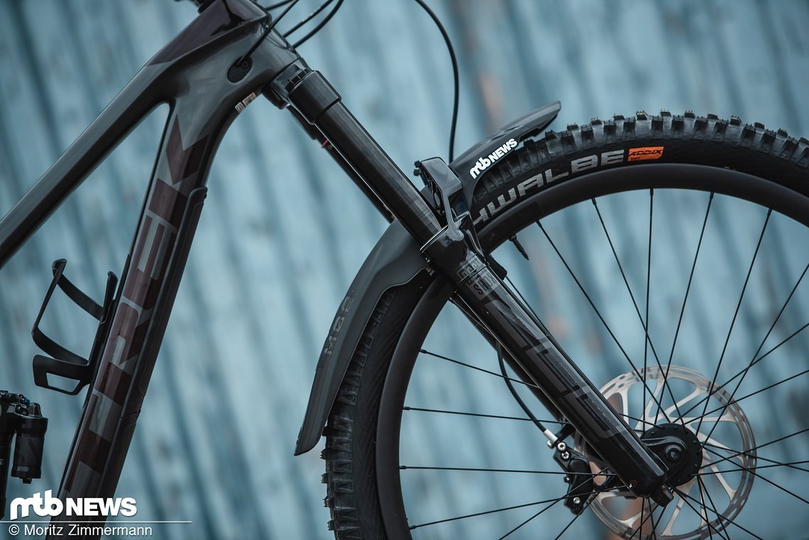 Die von uns getestete Variante für 8.999 € kommt mit einer RockShox Zeb Ultimate-Federgabel an der Front.