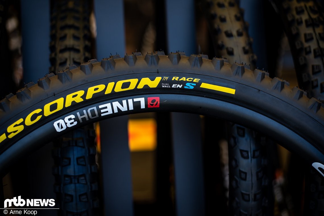 Pirelli Scorpion Race S mit Enduro Karaksse.
