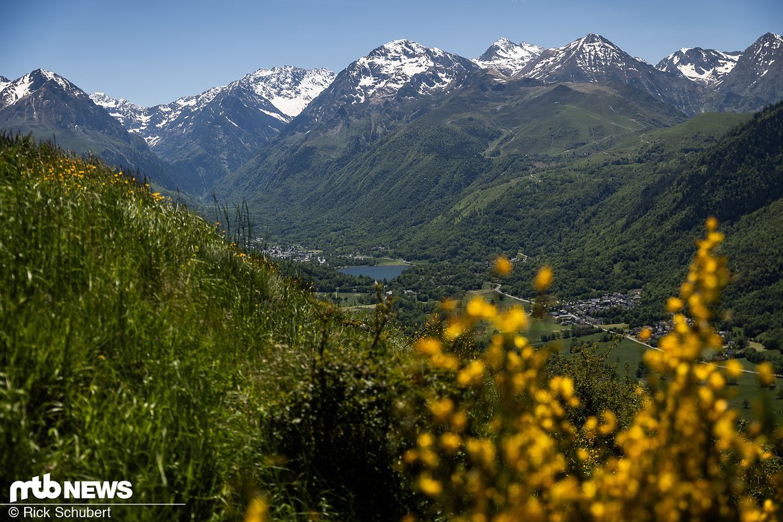 Die Gipfel mögen schneebedeckt sein, doch auf der Rennstrecke in Loudenvielle herrschten hohe Temperaturen und staubige Bedingungen.