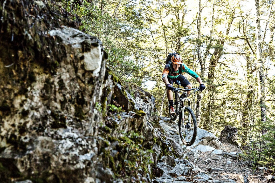 Der Trail bergab war ein Traum – technische, felsige Passagen und Wurzelfelder die man mit Vollgas nehmen konnte