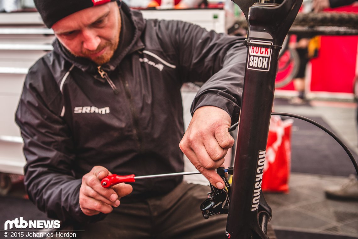Carsten installiert die SRAM Guide Ultimate Bremse