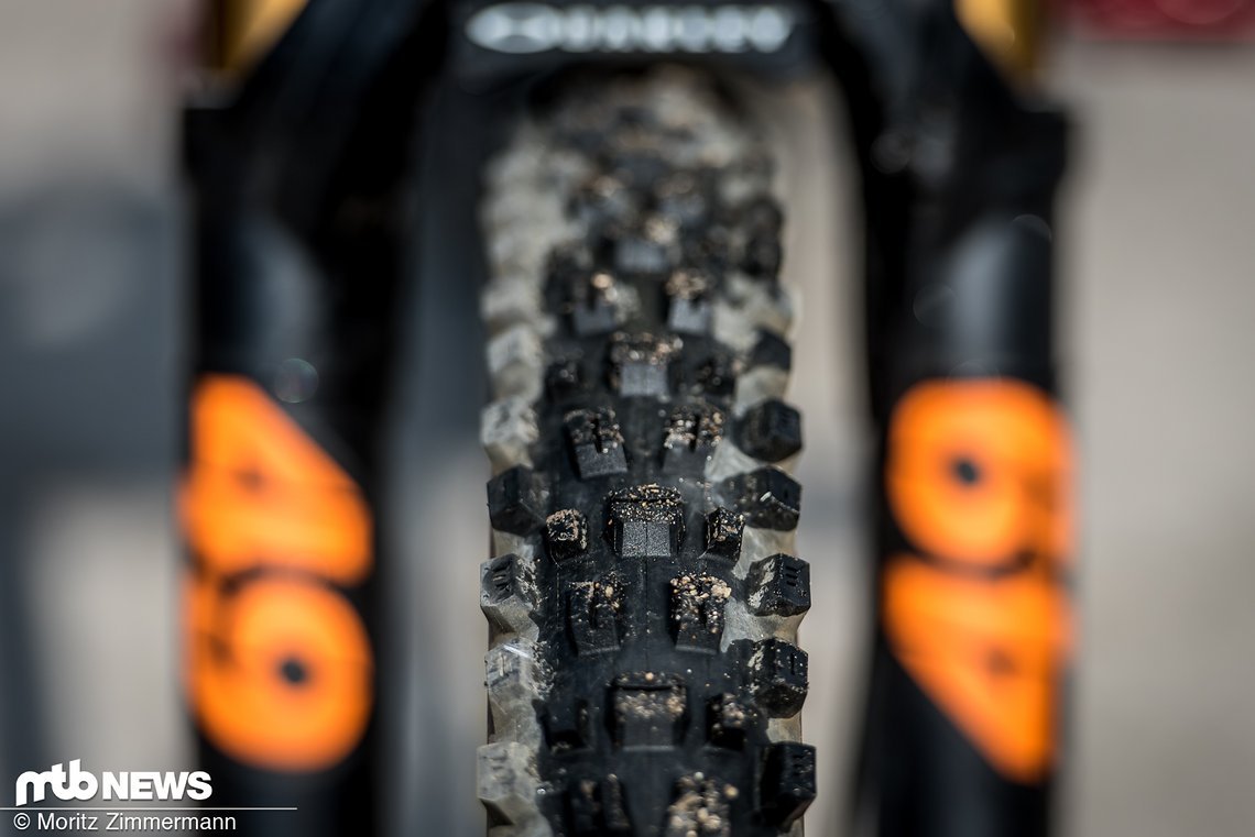 Die Außenstollen orientieren sich am alten Maxxis Highroller-Reifen