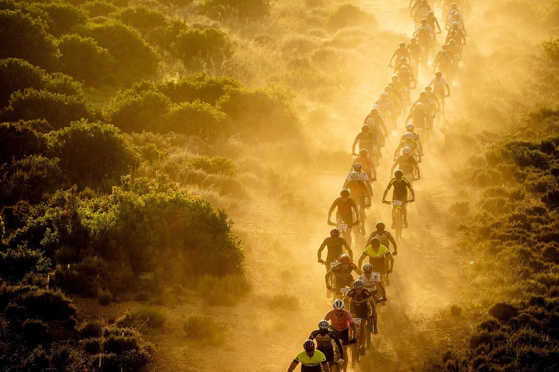 Der Mythos Cape Epic wächst ununterbrochen: Das achttägige Rennen in Südafrika zieht Jahr für Jahr ein Schar an enthusiastischen Liebhabern von MTB-Langstreckenrennen in ihren Bann