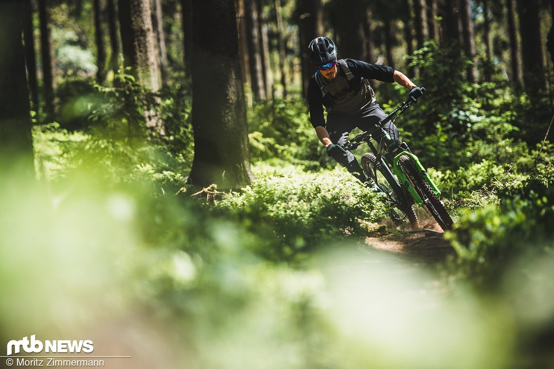 In Kurven fehlt ein wenig das verspielte und agile Fahrgefühl, das man von Hardtails kennt