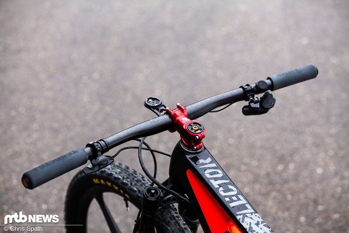 Das Cockpit basiert auf Komponenten von Tune und Bike Ahead Composites
