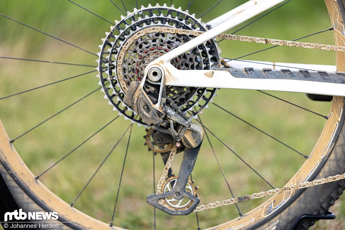 Eine SRAM AXS Transmission sorgt für Schaltvorgänge.