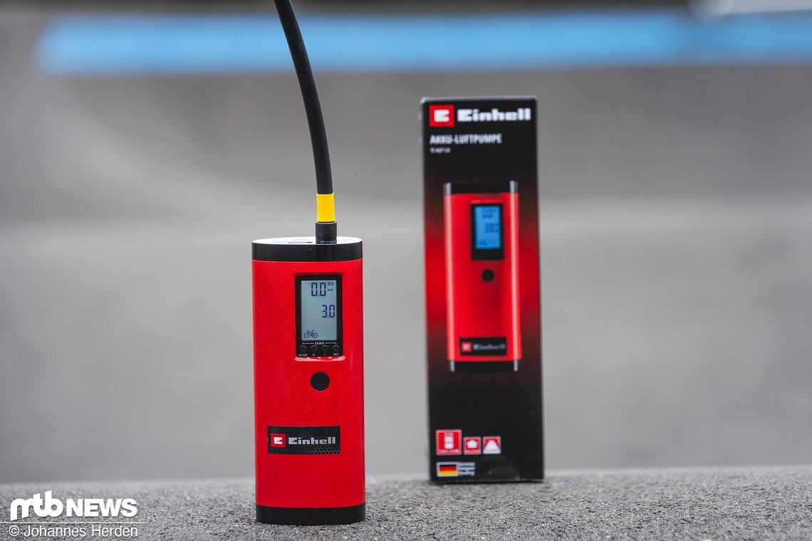 Der Einhell Akku-Kompressor kommt im feurigen Rot.