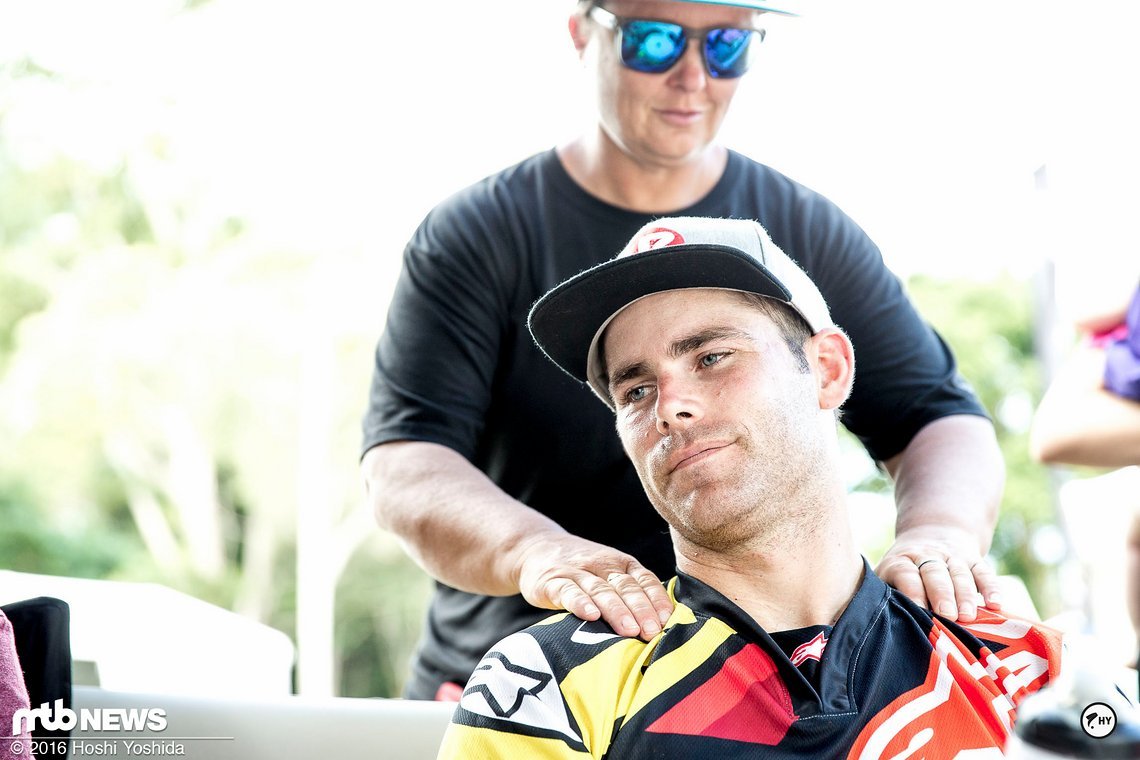 Mick bekommt eine kleine Massage.