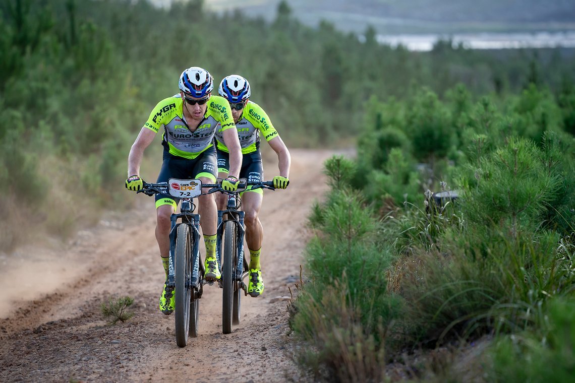 Matthys Beukes (vorne) und Philipp Buys (hinten) sicherten sich erstmals beim Cape Epic einen Tagessieg
