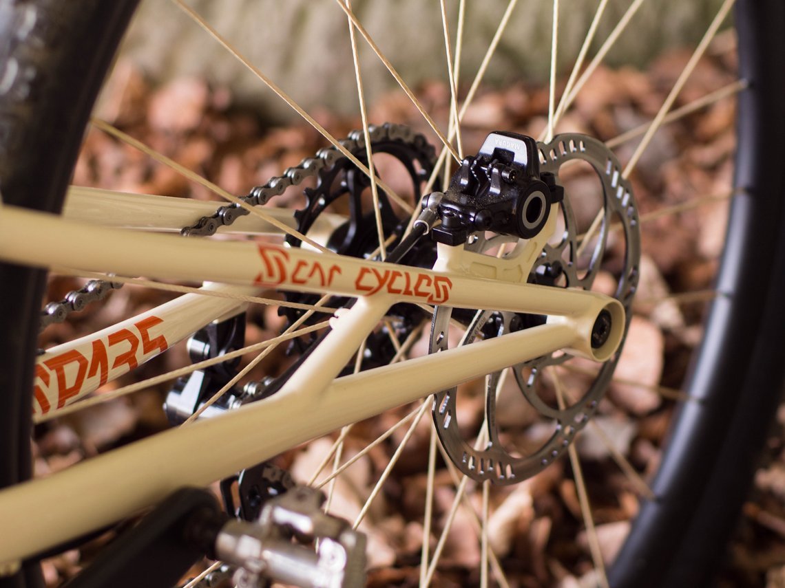 Verzögert wird mit Magura MT Trail Bremsen