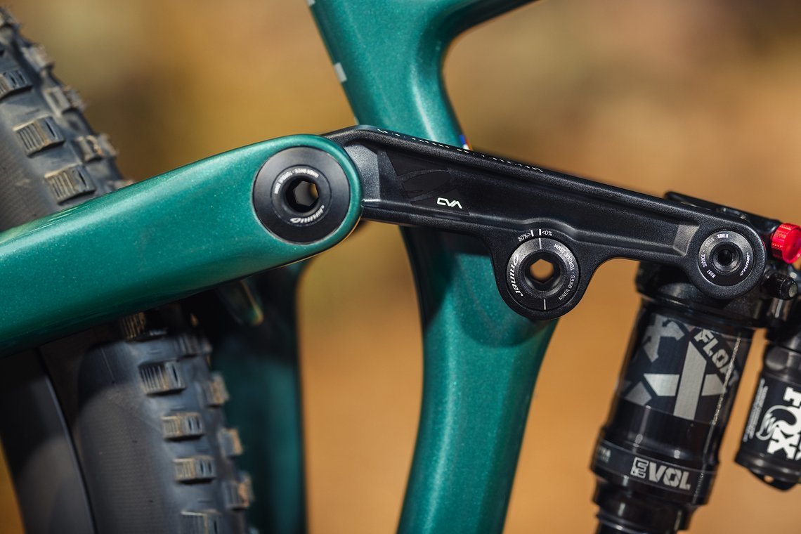 Zweireihige Enduro Max Bearings und der Trunnion Mount-Dämpfer sollen durch die erhöhte Steifigkeit für ein besseres Ansprechverhalten sorgen.