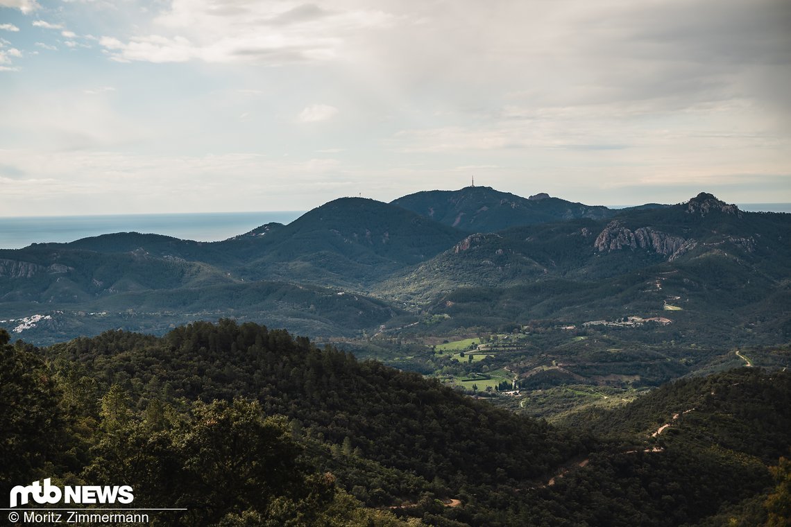 Mit 8 aktuellen Trail-Bikes im Gepäck sind wir nach Südfrankreich gereist, um in der Gegend von Nizza perfekte Testbedingungen vorzufinden.