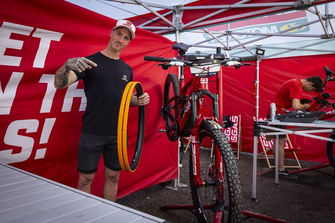 Das neue Tire Trooper Evo Reifeninsert von Johannes Fischbach soll eure Felgen und Reifen vor Beschädigungen schützen und darüber hinaus auch noch die Fahreigenschaften eures Mountainbikes verbessern.