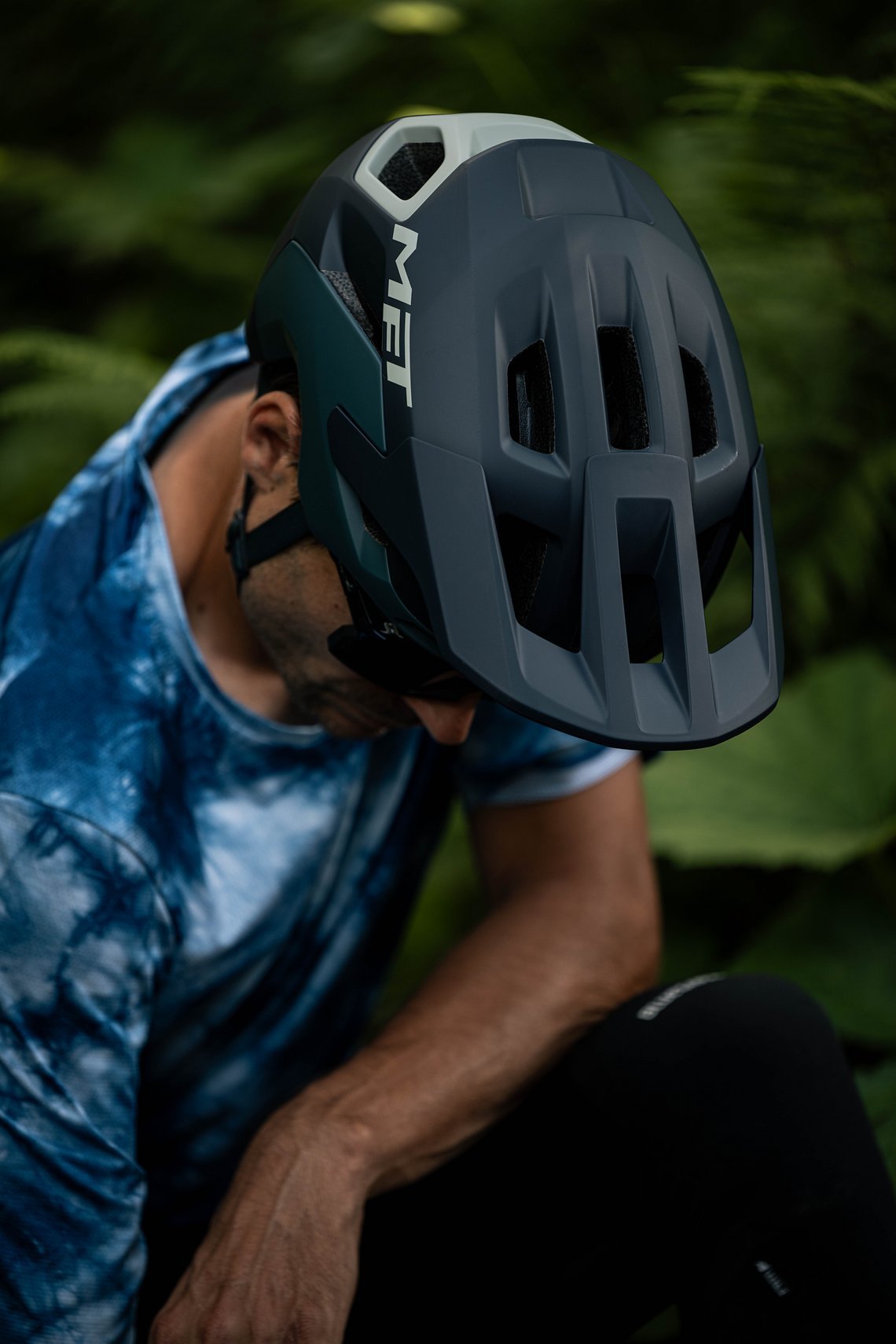 met-revo-mips-mtb-helmet-action-lifestyle-8
