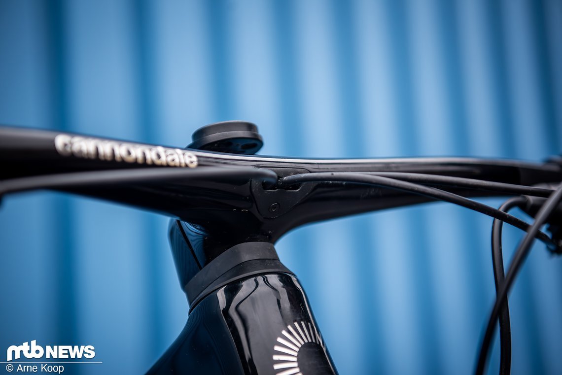 Eine neue, schicke Lenkereinheit mit eleganter Lösung für die Leitungsführung präsentierte Cannondale im Rahmen des Updates für das Scalpel 2024.