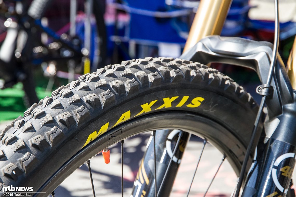 Der Maxxis Griffin DH Reifen kommt in 2,4" Breite und 26 oder 27,5"