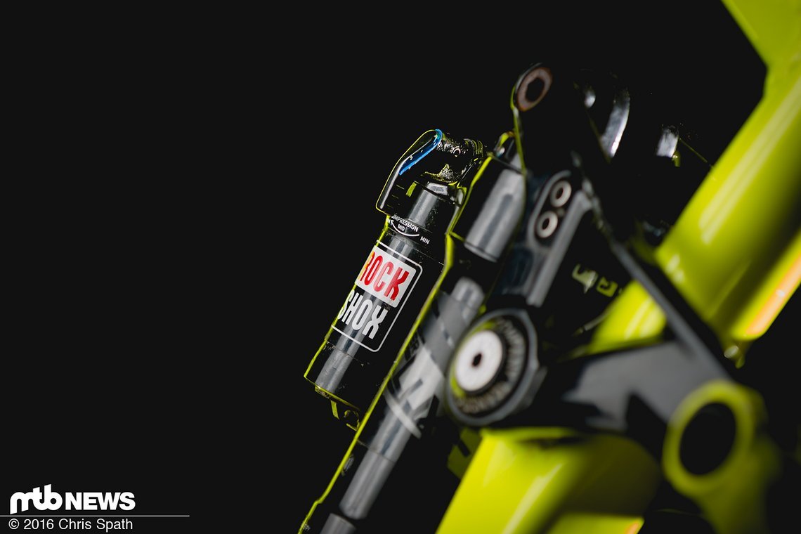 … und die 155 mm Federweg am Heck wurden von einem RockShox SuperDeluxe-Dämpfer kontrolliert.
