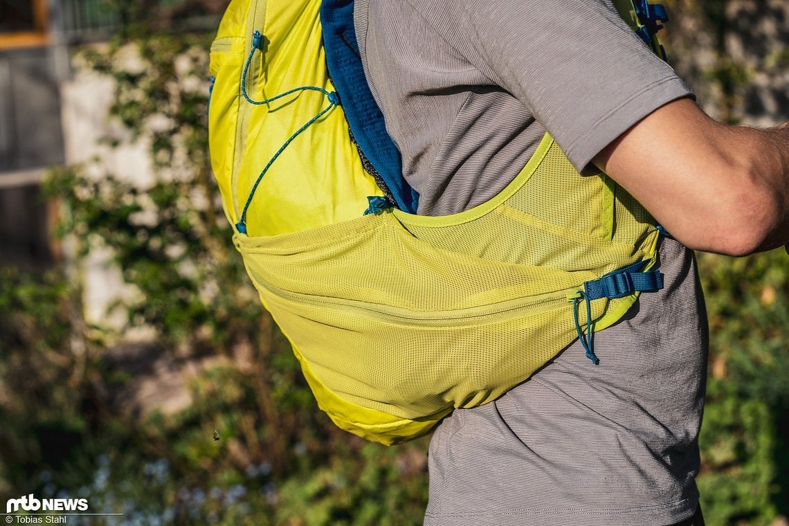 Die Seitentaschen sind großvolumig und bieten Handschuhen, Smartphones oder Energieriegeln viel Platz